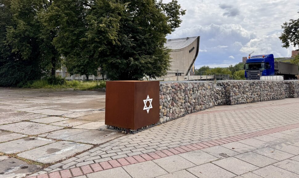 Tveriama simbolinė tvora žydų kapinių teritorijoje &scaron;alia Sporto rūmų