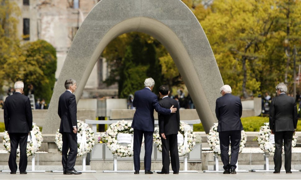 Kerry ir kiti Didžiojo septyneto diplomatijos vadovai aplankė Hirošimos taikos parką