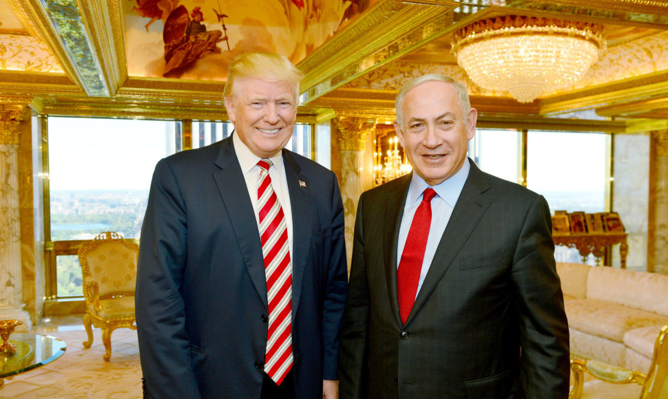 Benjaminas Netanyahu (dešinėje) ir Donaldas Trumpas Niujorke