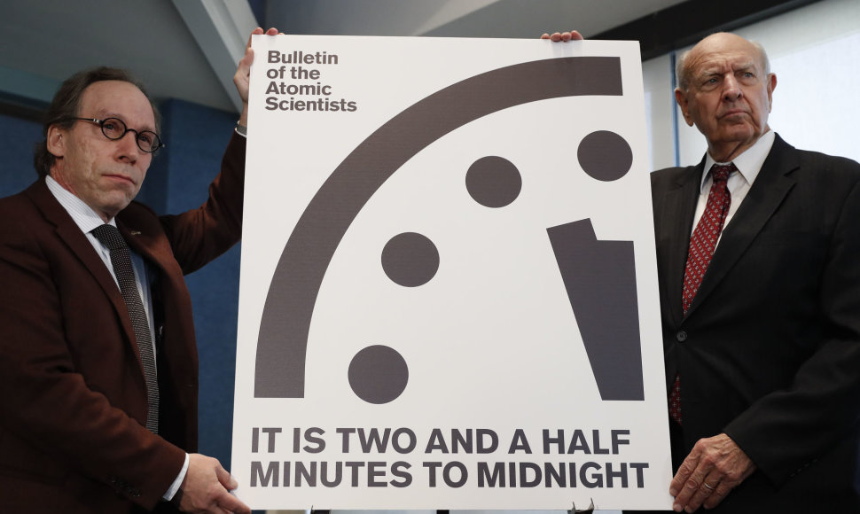 Pasaulio pabaigos laikrodis rodo be dviejų su puse minutės vidurnaktį