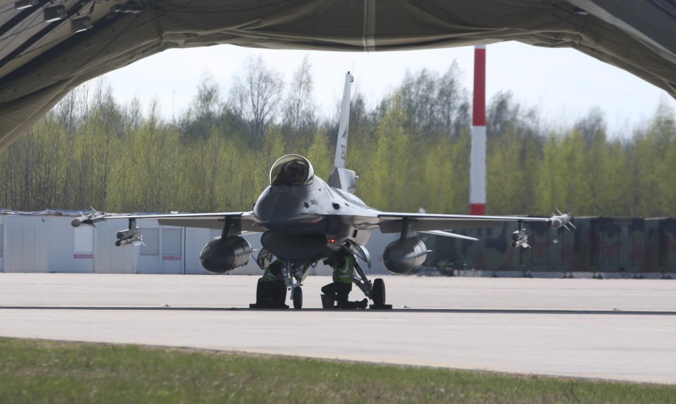 Aviacijos bazėje Šiauliuose leidžiasi NATO lėktuvas