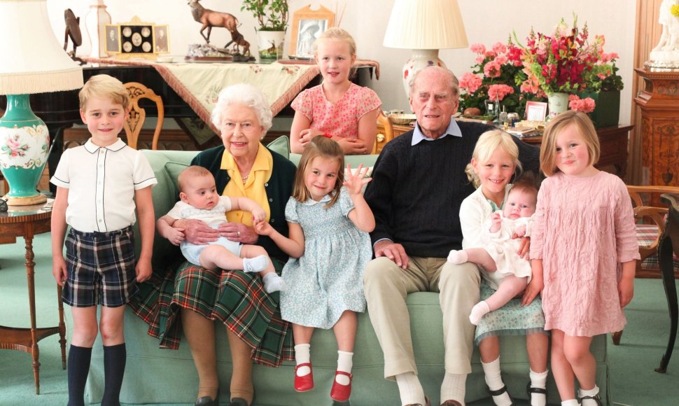 Elizabeth II ir princas Philipas su septyniais provaikaičiais (2018 m.)