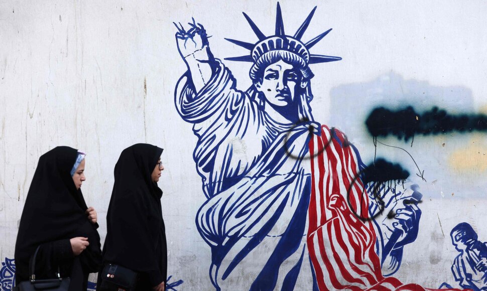 Grafiti ant buvusios JAV ambasados sienos Teherane