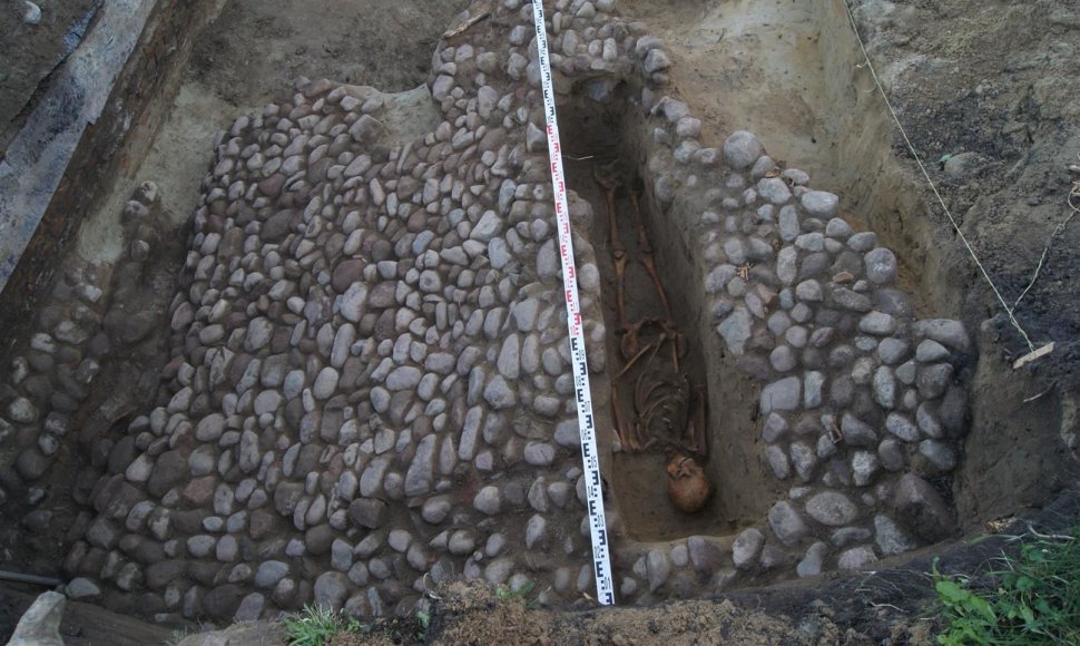 XVI a. grindinys ir XVII a. žmogaus kapas