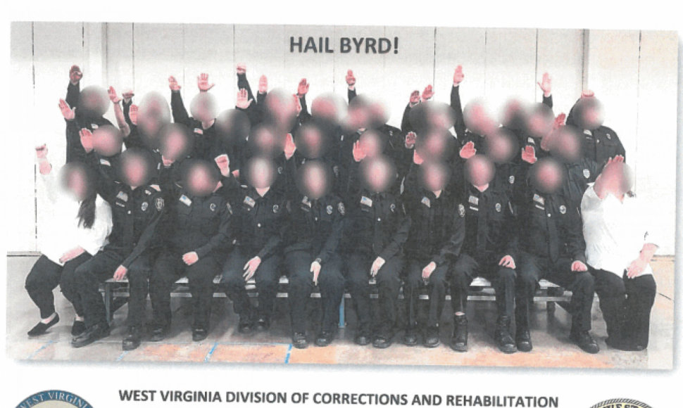 JAV už nacių pasisveikinimo gestą nubausti 30 kalėjimo prižiūrėtojų praktikantų