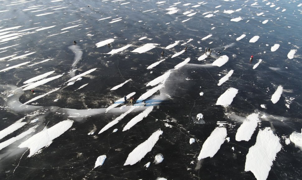 Žiema išmargino Rėkyvos ežerą Šiauliuose