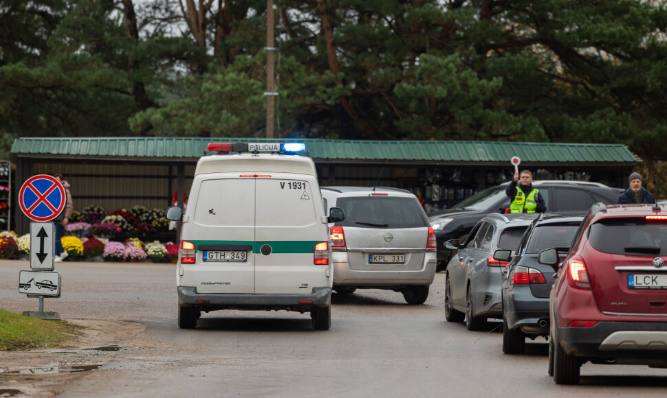 Automobilių spūstys prie Vilniaus kapinių