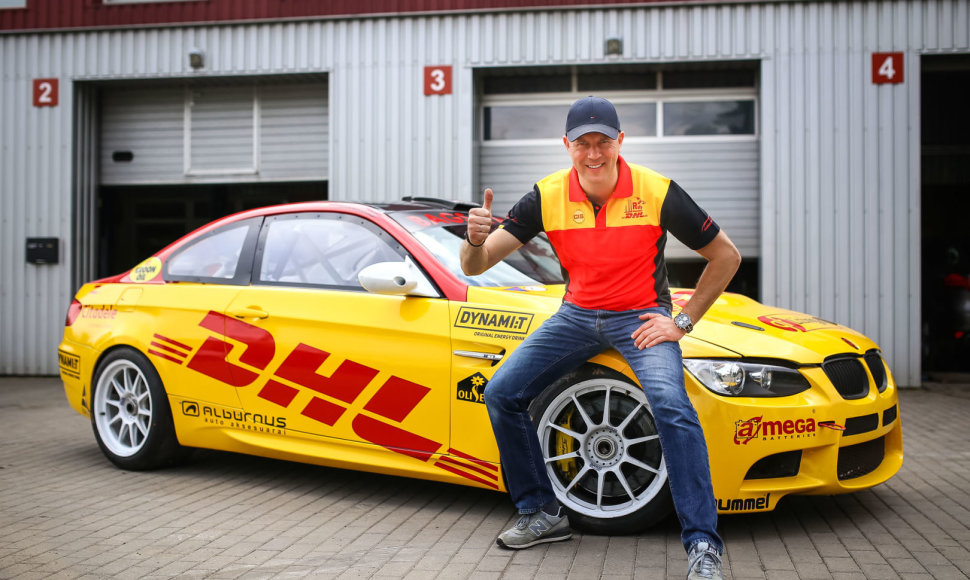 Ramūnas Čapkauskas ir jo automobilis, kuriuo startuos „Fast Lap“