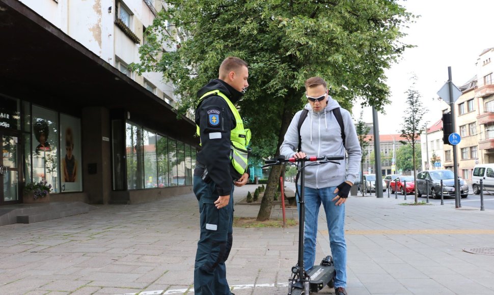 Kaune policijos dėmesio sulaukė paspirtukininkai