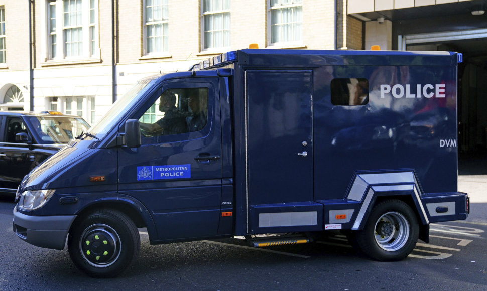 Policijos furgone esantis Aine'as Davisas yra kaltinamas priklausymu radikalizuotai Londono grupuotei