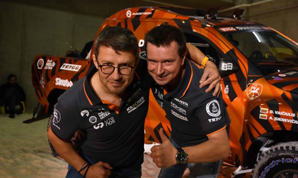 Antanas Juknevičius su Darium Vaičiuliu pristatė Dakaro komandą ir automobilį