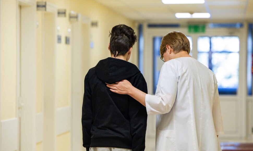 Penkiolikmečiui Laurynui Kauno klinikose pirmą kartą atlikta gyvybiškai svarbi kaukolės pamato operacija