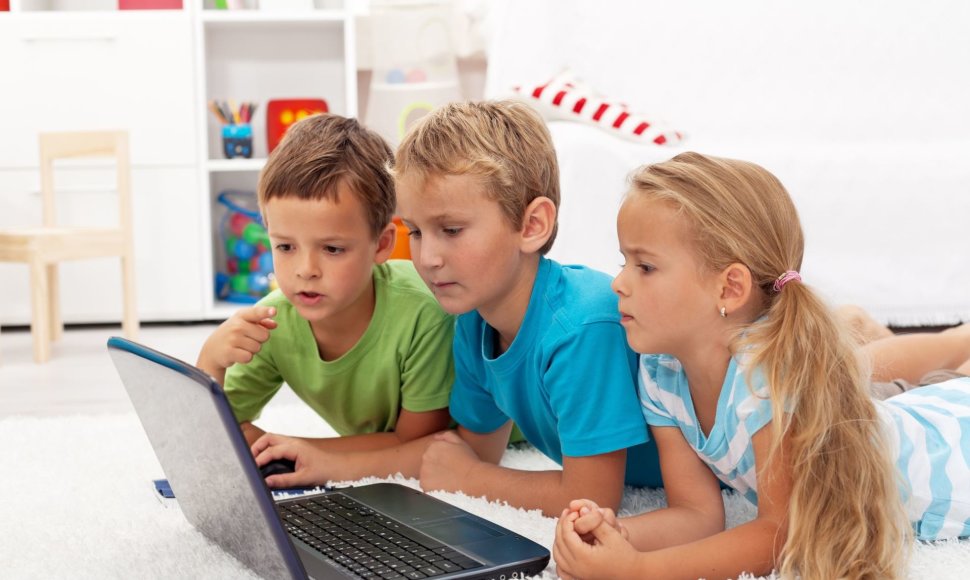 Vaikai žaidžia kompiuteru