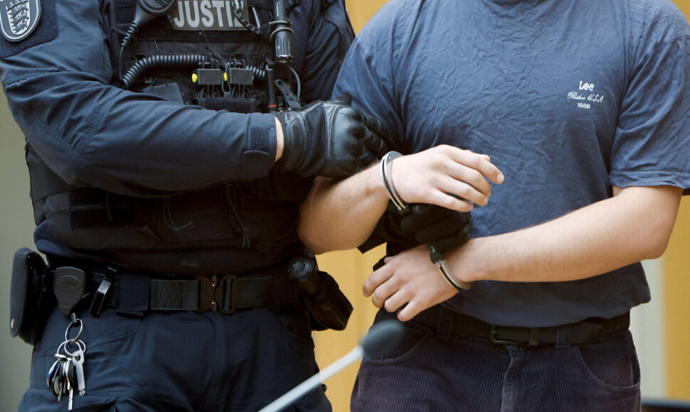 Vokietijos policininkas su kaltinamuoju / Heiko Becker / REUTERS