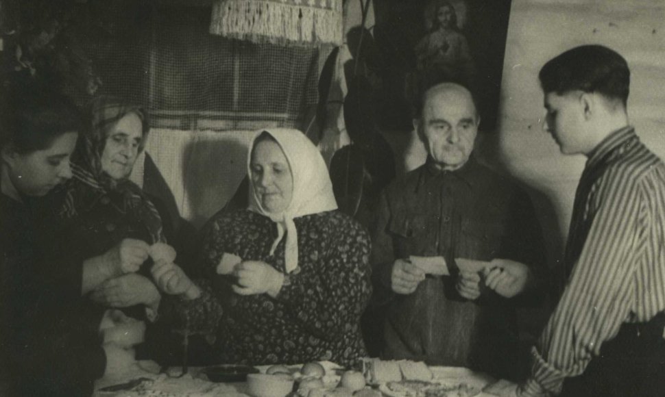 Lietuviai tremtiniai šv. Kūčių vakarienės metu laužia kalėdaičius. Verchnije Talcai, Buriat-Mongolijos ASSR, 1954 m. 
