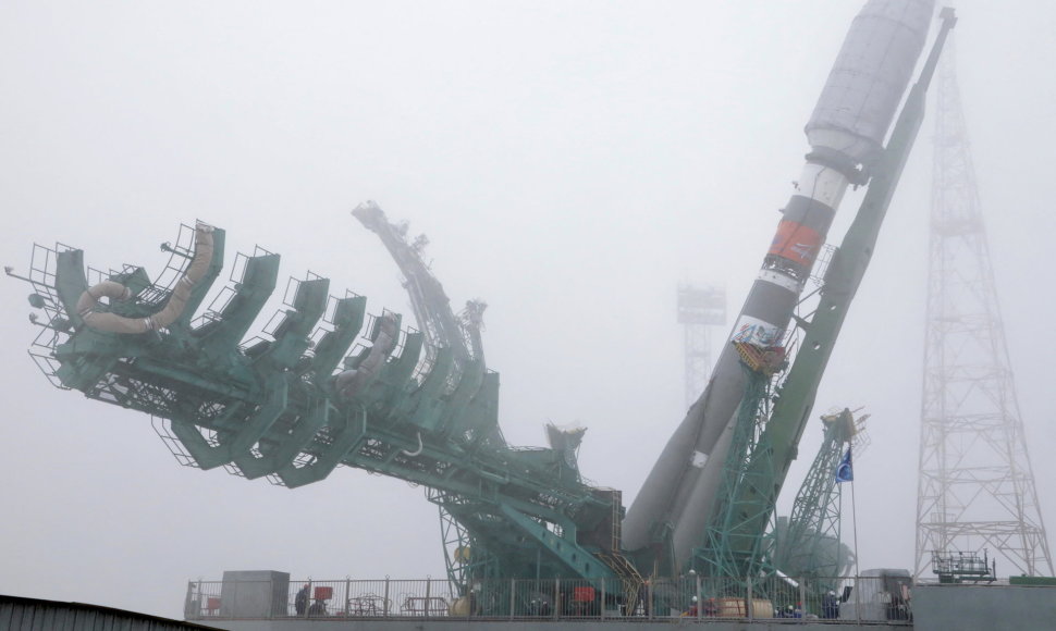 Raketa nešėja „Sojuz“ su JK įmonės „OneWeb“ palydovais gabenama į paleidimo aikštelę Baikonūro kosmodrome
