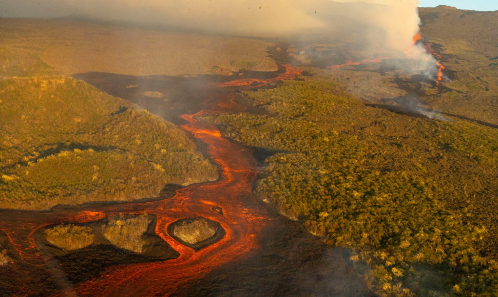 Iš Volfo ugnikalnio tekanti įkaitusi lava