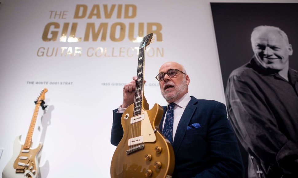 Davido Gilmouro gitarų kolekcijos aukciono akimirka 