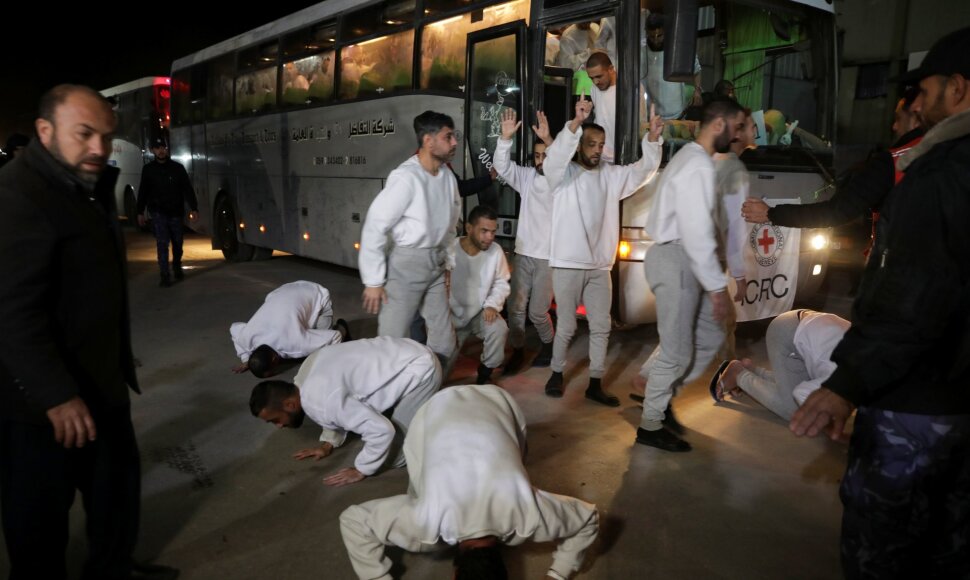 Izraelis paleido šimtus palestiniečių kalinių