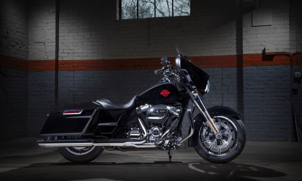 „Harley-Davidson Electra Gide Standard“ su „Milwaukee-Eight“ varikliu