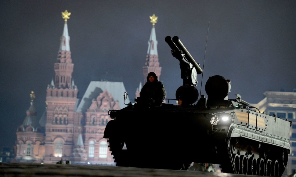 Rusijos su kariai su karinė technika dalyvavo parado repeticijoje Maskvoje