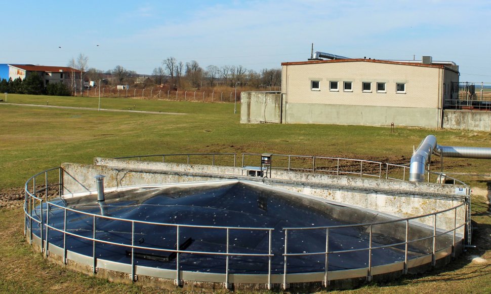Uždengtas gravitacinis dumblo tankintuvas bendrovės „Klaipėdos vanduo“ teritorijoje