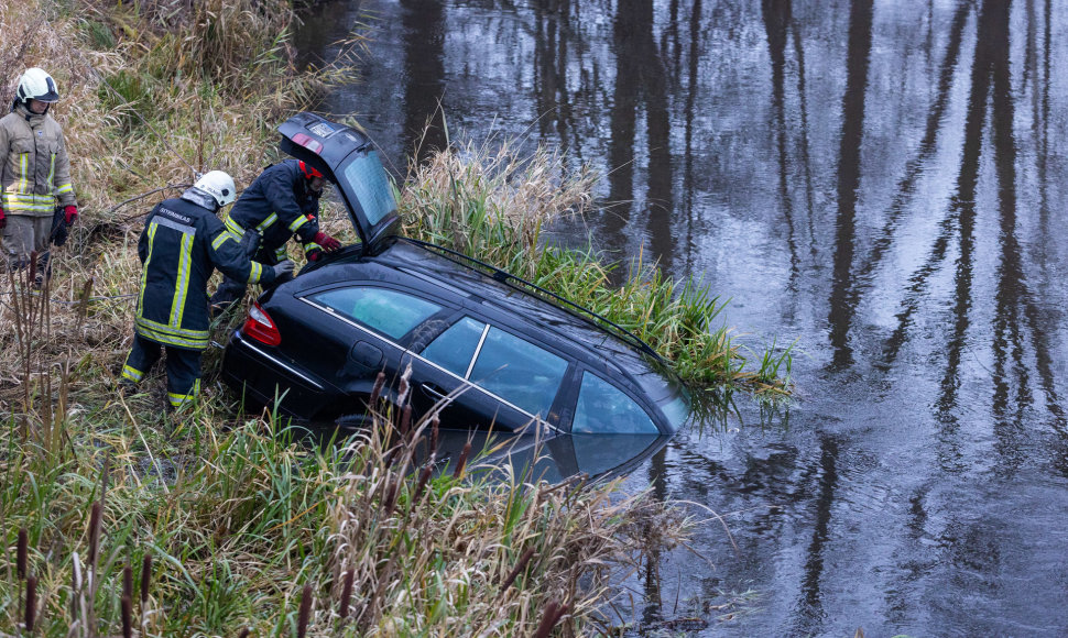 Į tvenkinį įlėkė automobilis