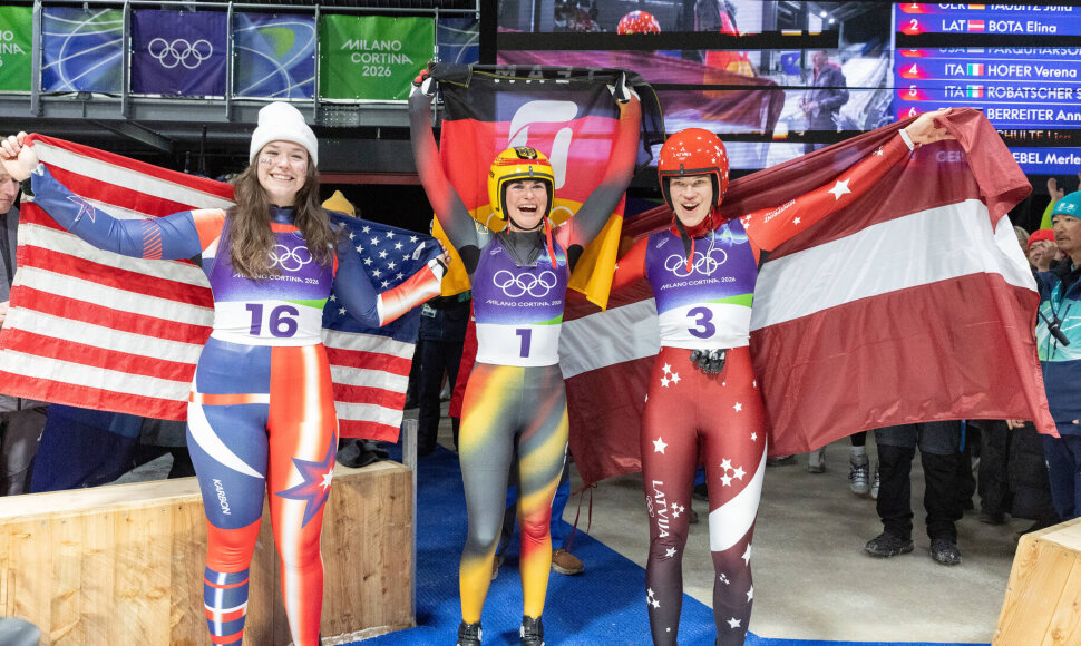 Ashley Farquharson (kairėje), Julia Taubitz (viduryje), Elina Bona (kairėje)