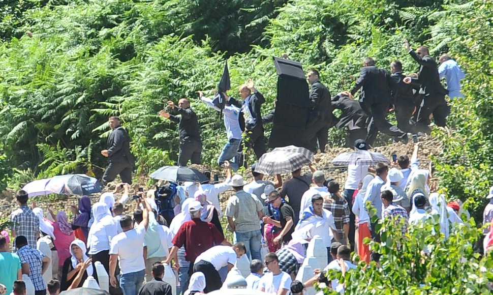 Serbijos premjeras Srebrenicoje apmėtytas akmenimis