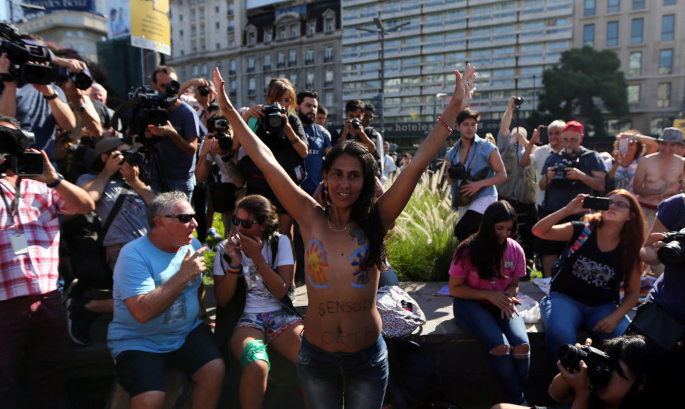 Argentinoje moterys surengė pusnuogį protestą