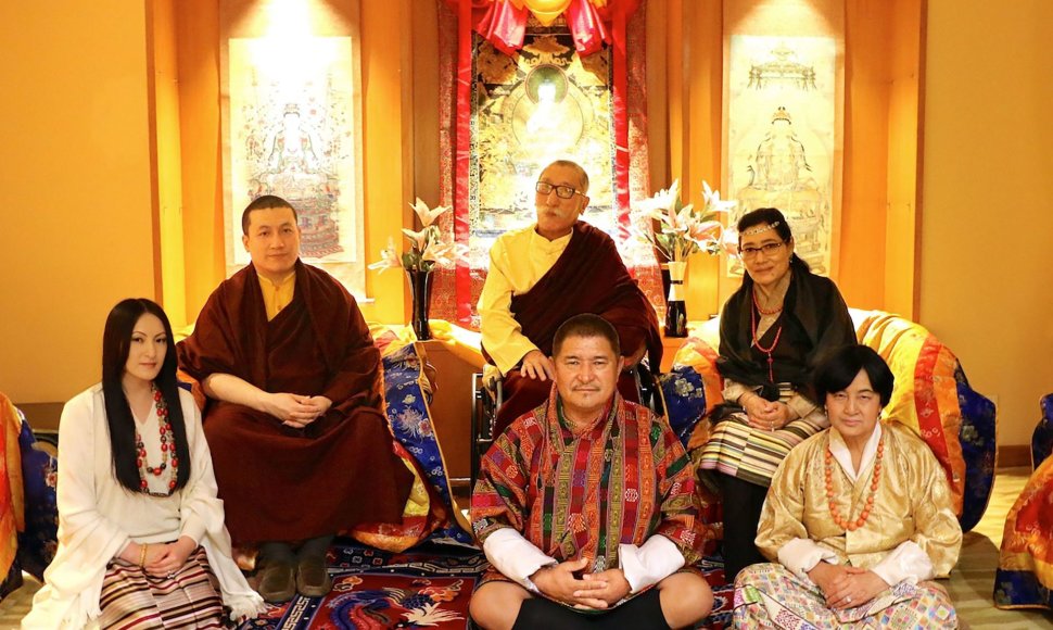Thaye Dorje (kairėje) su nuotaka ir jos bei savo tėvais
