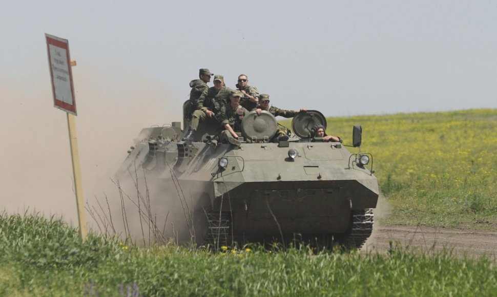 Karinis transportas ir kariai be skiriamųjų ženklų netoli Ukraino sienos