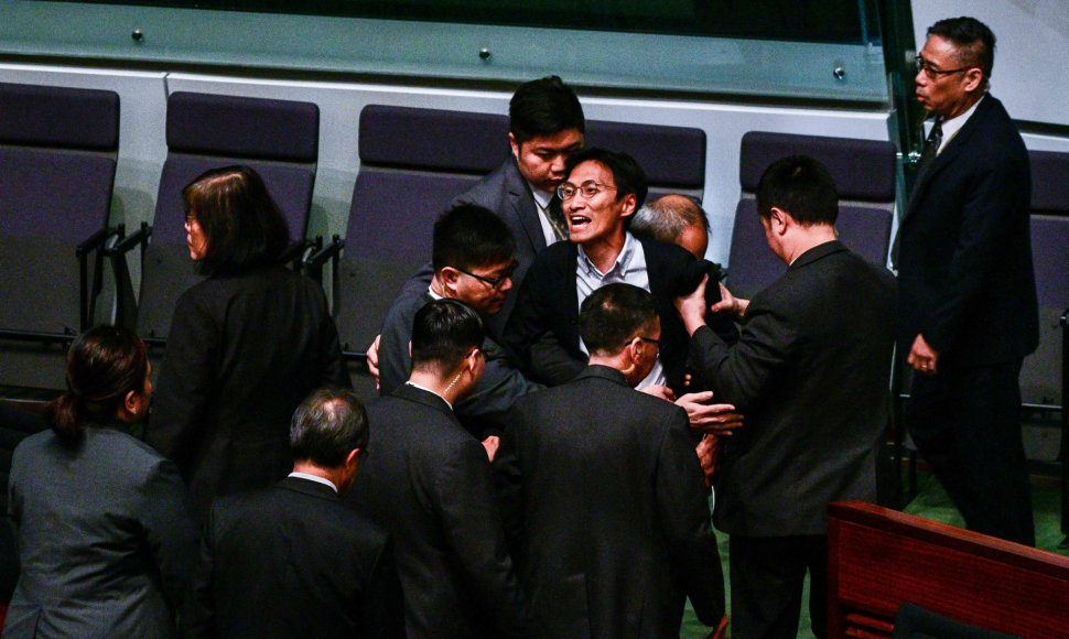 Honkongo opozicijos parlamentarai išvesdinti iš posėdžių salės už lyderės pertraukinėjimą