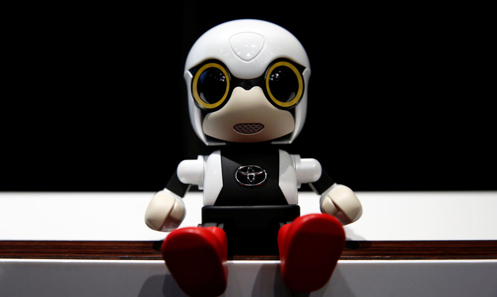 „Toyota“ ketina pasiūlyti rinkoje puodelio dydžio šnekantį robotą vardu „Kirobo Mini“