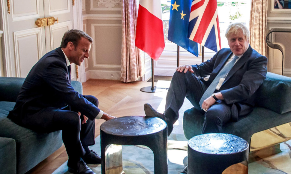 B.Johnsonas užkėlė koją ant stalo per susitikimą su E.Macronu