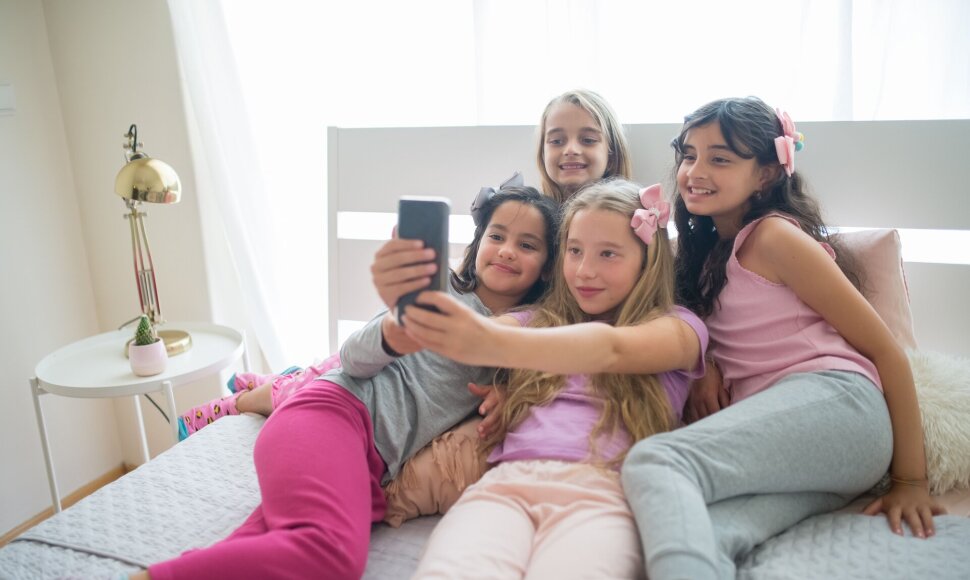 Ar vaikams iki 13 metų turėtų būti uždrausta savarankiškai naudotis socialiniais tinklais? Toks klausimas vis garsiau keliamas Europos Sąjungoje.