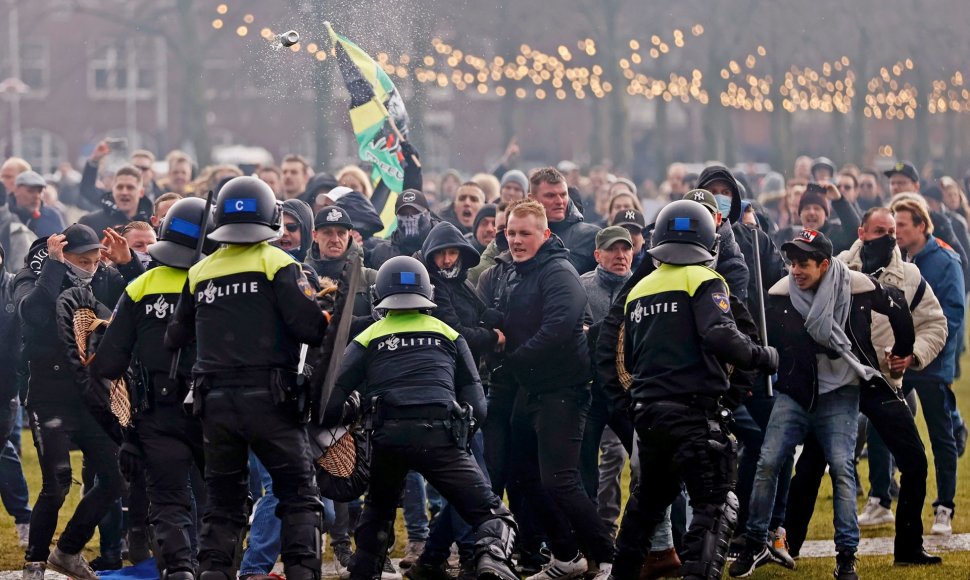 Policijos ir protestuotojų susirėmimai Amsterdame