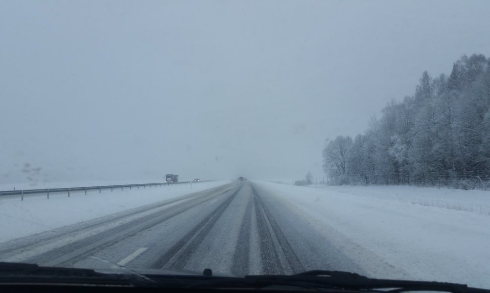 Automagistralėje eismo sąlygos – itin sudėtingos.