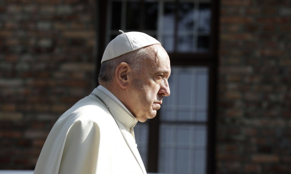 Popiežius Pranciškus tyliai pasimeldė buvusioje Aušvico mirties stovykloje