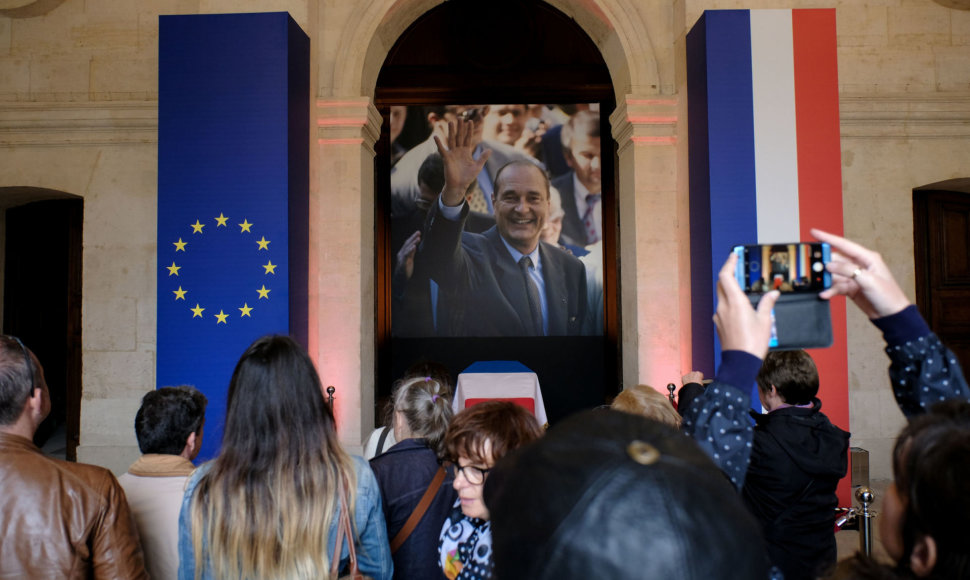 Prancūzijos visuomenė atsisveikina su velioniu prezidentu Jacques'u Chiracu.