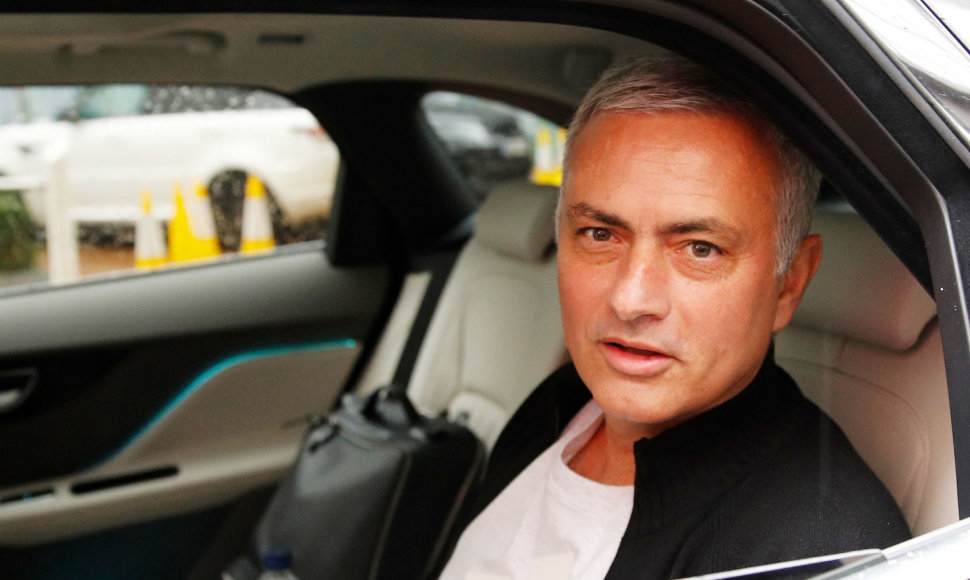 Antradienį atleistas Jose Mourinho palieka savo apartamentus Mančesteryje.