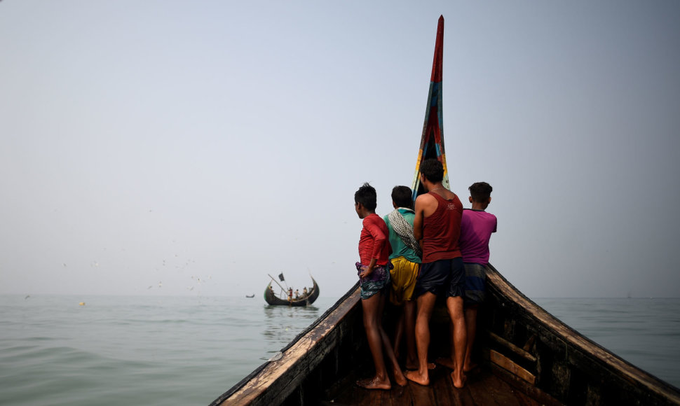 Rohinjų pabėgėliai žvejų laive netoli Bangladešo krantų