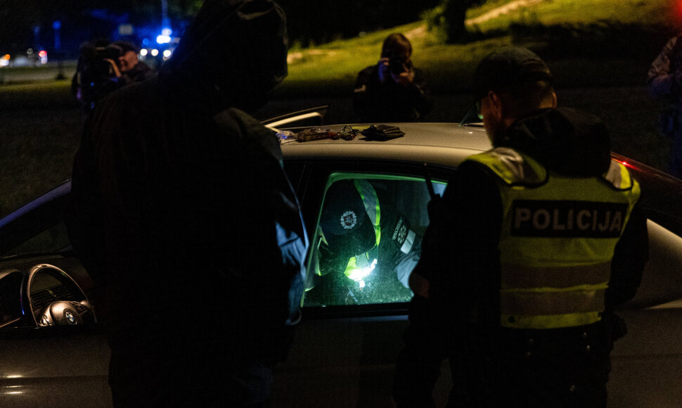 Per komendanto valandos pratybas Vilniuje, policijos patikros metu įkliuvo vyras su galimai narkotinėmis medžiagomis