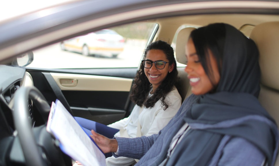 Saudo Arabijoje moterys gavusios teises vairuoti automobilį skuba to išmokti