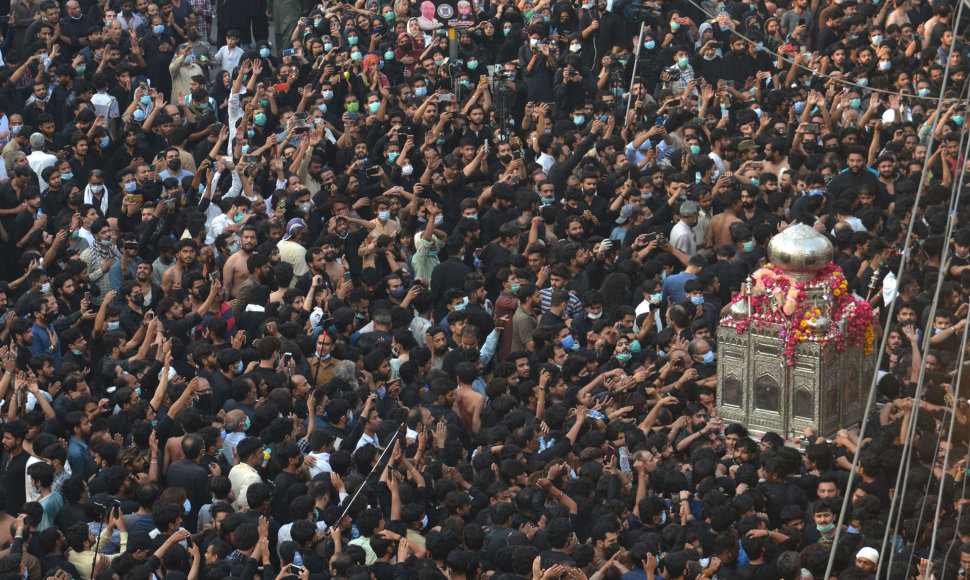 Pakistane sparčiai plintant virusui tūkstančiai žmonių dalyvavo šiitų procesijoje