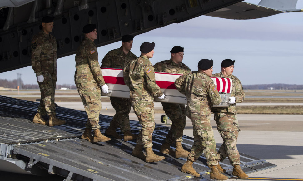 Į JAV parskraidinti Afganistane žuvusio amerikiečio kario palaikai