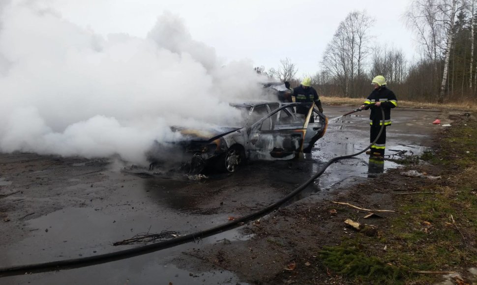 Sudegė lengvasis automobilis