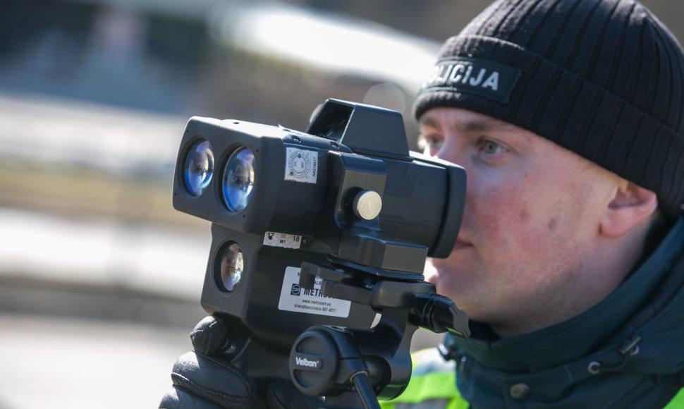 Vilniaus kelių policija matuoja greitį