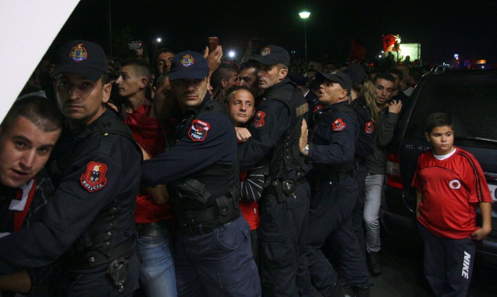 Albanijos futbolo rinktinę sirgaliai pasitinka kaip nugalėtojus