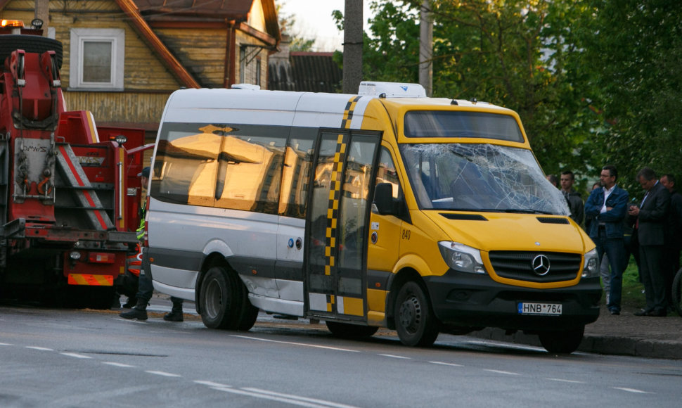Maršrutinis mikroautobusas po avarijos